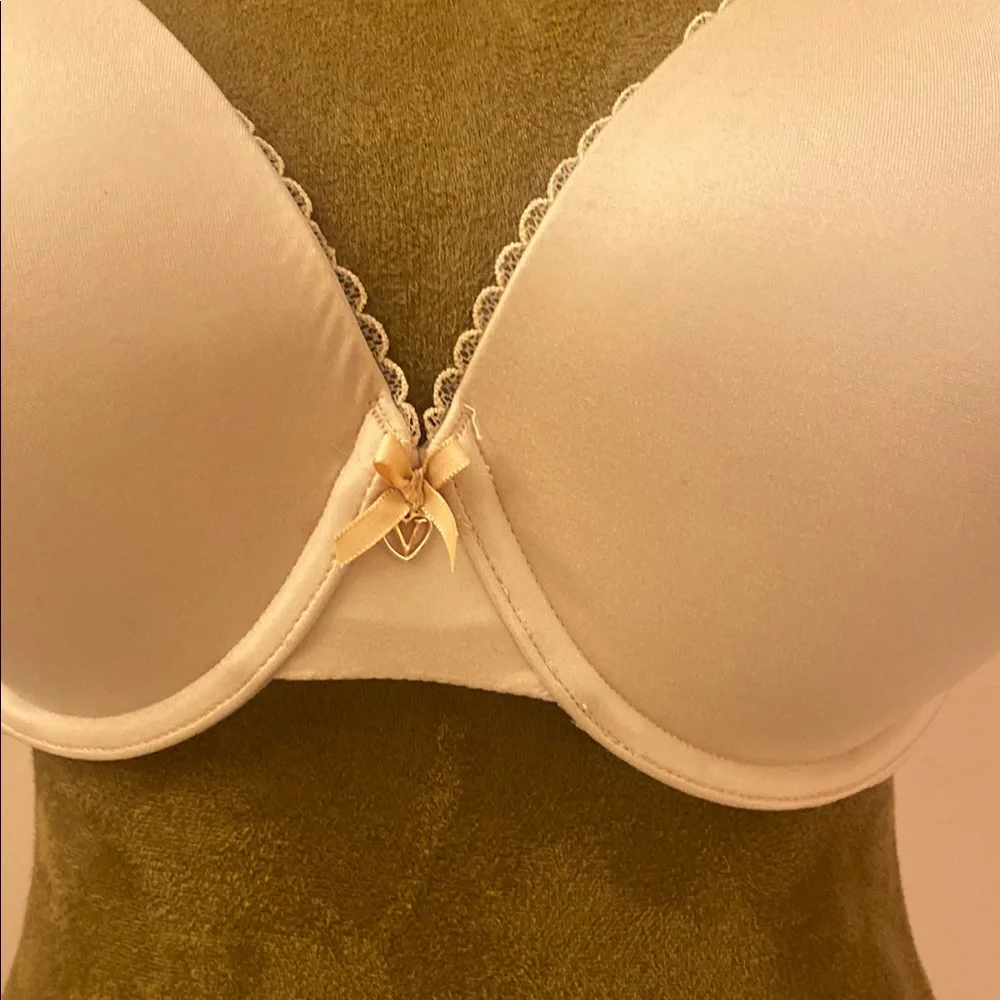 VICTORIA’S SECRET. Elegant Cream Underwire Bra